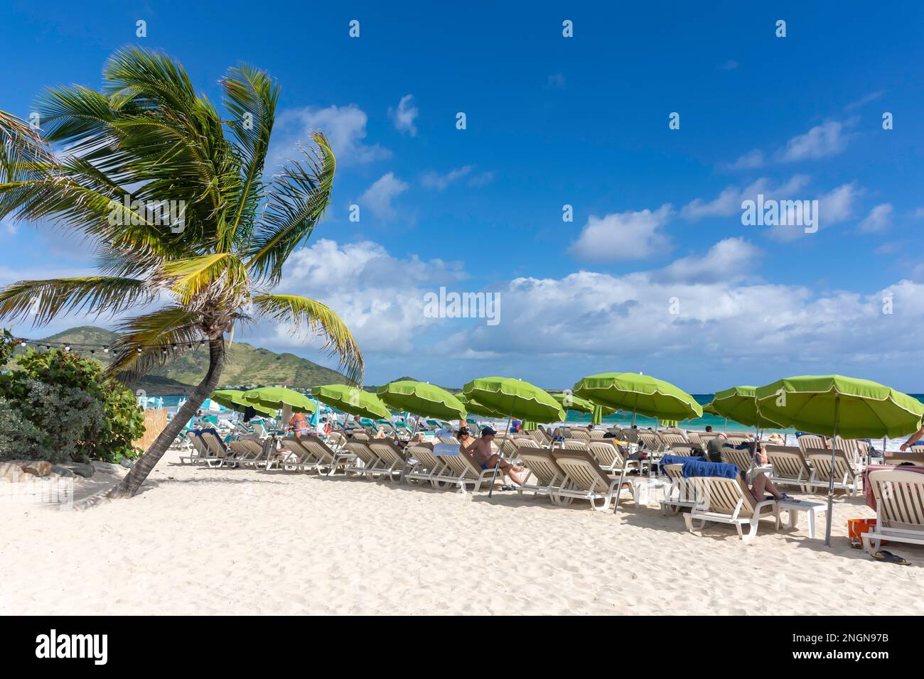 Vista sulla spiaggia, Orient Bay (Baie Orientale), St Martin (Saint-Martin), piccole Antille, Caraibi Foto Stock