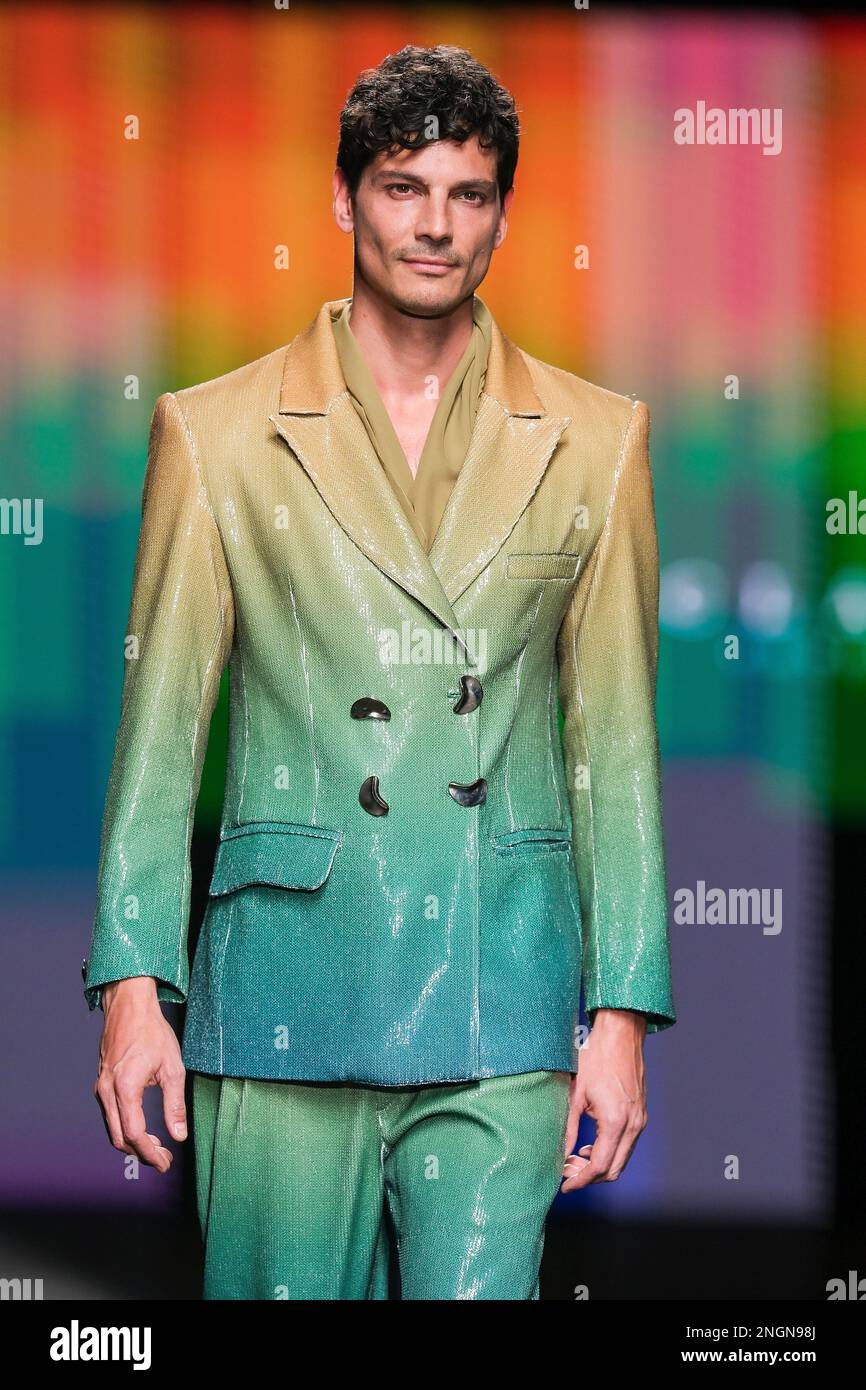 Madrid, Spagna. 18th Feb, 2023. Un modello cammina sulla pista alla sfilata di moda Claro Couture durante la Mercedes Benz Fashion Week all'IFEMA di Madrid. Credit: SOPA Images Limited/Alamy Live News Foto Stock