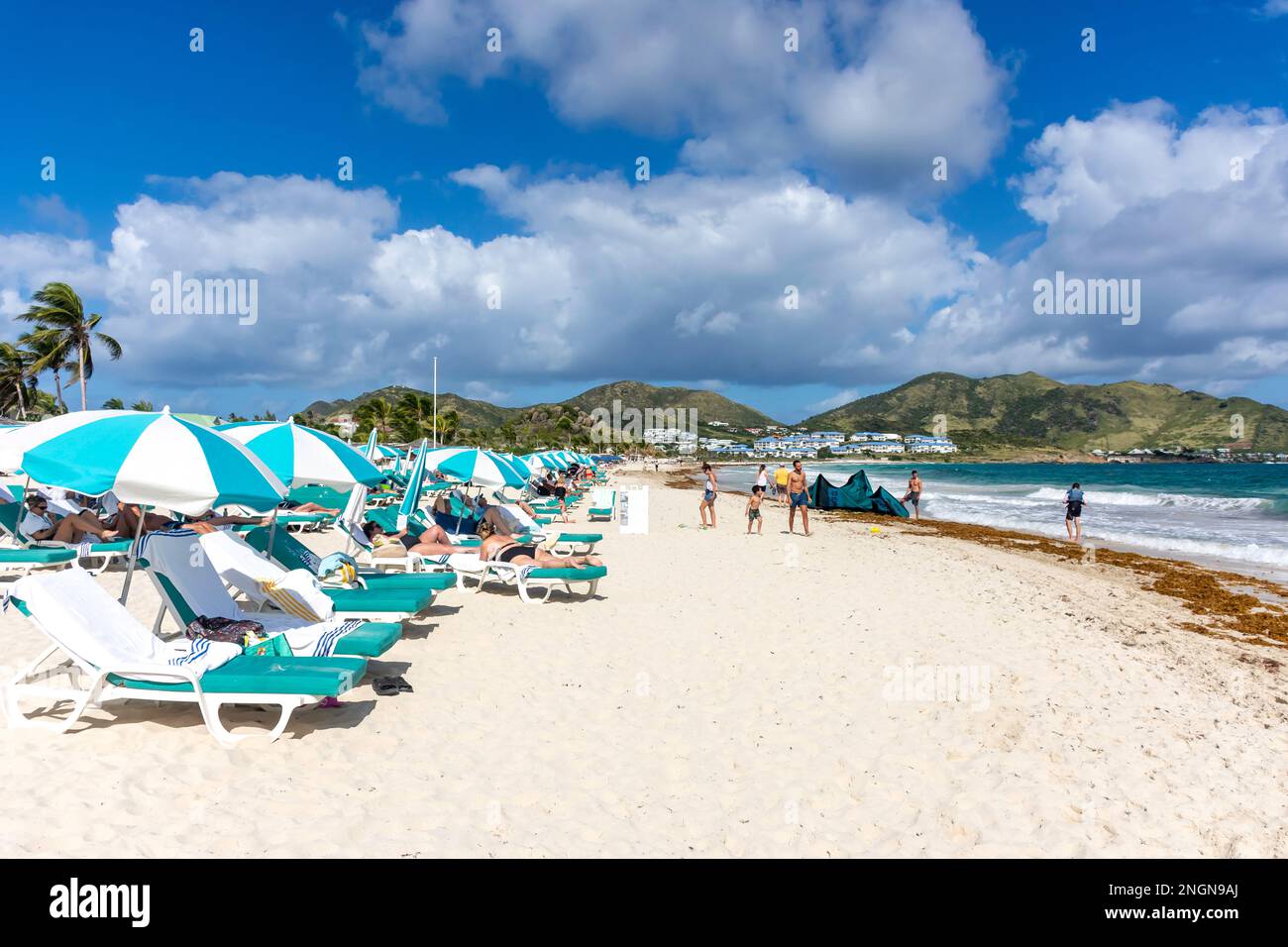 Vista sulla spiaggia, Orient Bay (Baie Orientale), St Martin (Saint-Martin), piccole Antille, Caraibi Foto Stock