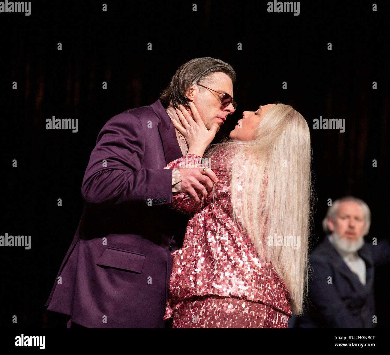 l-r: Christine Rice (Erda), John Relyea (Wotan), Simon Bailey (Fasolt) nel RHINEGOLD di Richard Wagner all'Opera Nazionale Inglese (ENO), London Coliseum, Londra WC2 18/02/2023 traduzione Inglese: John Deathridge Direttore: Martyn Brabins design: Stewart Laing Lighting: Adam Silverman Sarchorehier: Richard Faie Jones Foto Stock