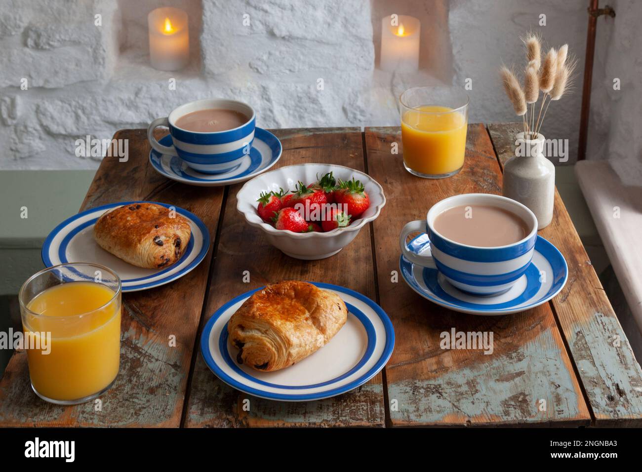 La prima colazione viene servita su oggetti di Cornishware in un cottage tradizionale della Cornovaglia Foto Stock