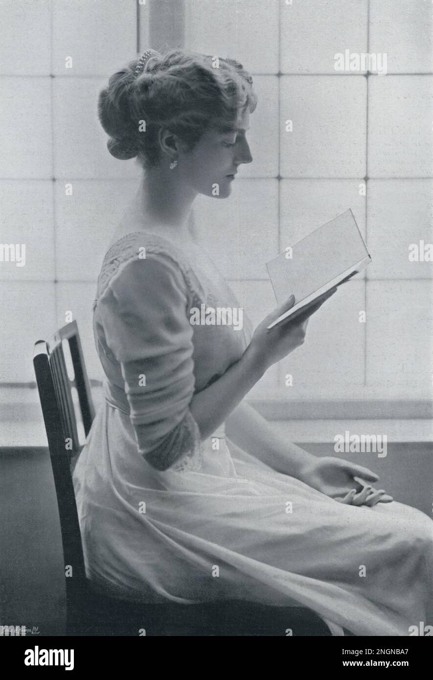 Clementine Hozier, fidanzata di Winston Churchill - copertina di 'Country Life' 12 set 1908 - un 'ritratto della finestra' di Lallie Charles (Londra) - restaurato dalla copia originale della pubblicazione di Montana Photographer Foto Stock