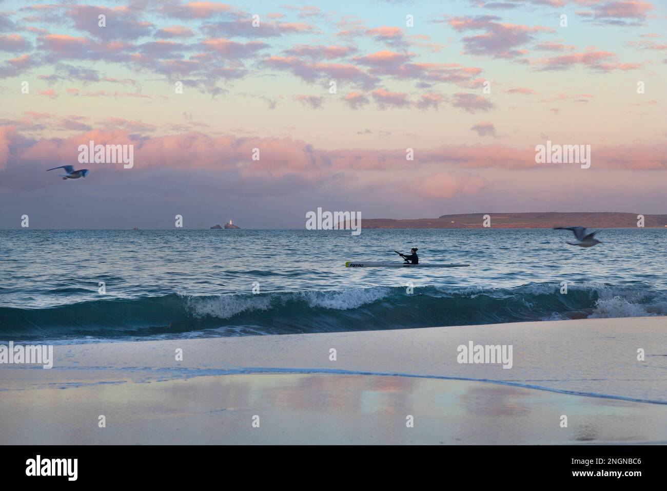 Canoa al tramonto, Carbis Bay, Cornovaglia Foto Stock