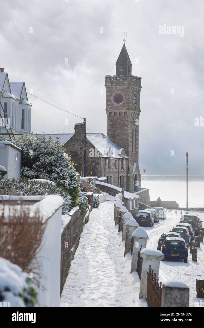 Neve sulla Bay View Terrace, quando la Bestia dalla Bestia portò la neve a Porthleven nel 2018 Foto Stock