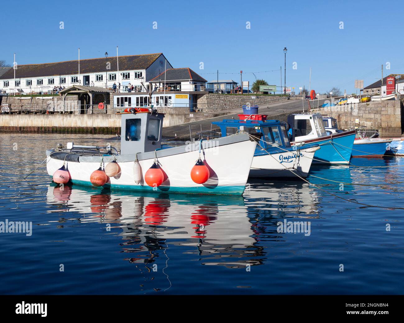 Barche da pesca ormeggiate nel porto di Porthleven in alta marea Foto Stock