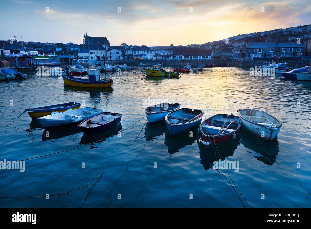 Alba sul porto di Porthleven Foto Stock