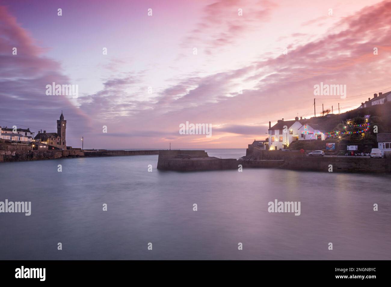 Un tramonto scarlatto sul porto di Porthleven Foto Stock