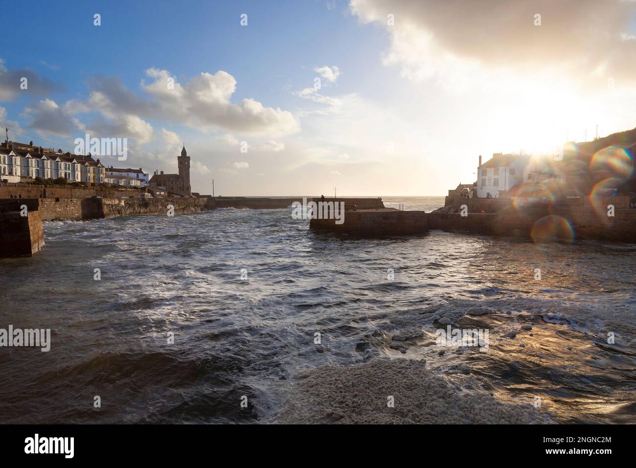 Un momento di sole illumina il porto esterno di Porthleven dopo una tempesta di ottobre Foto Stock