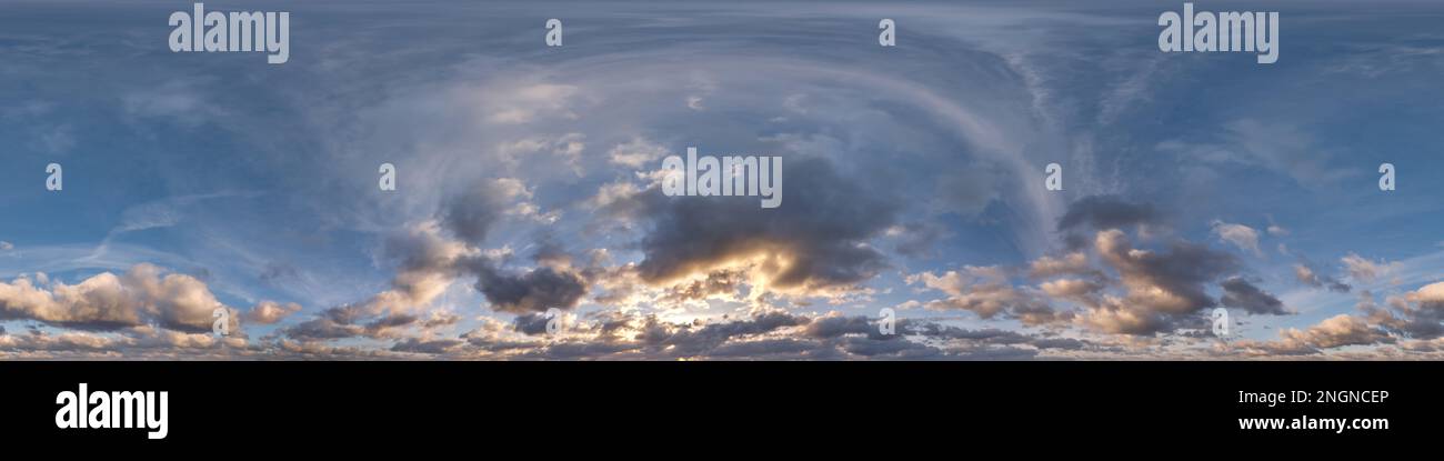 cielo tramonto con nuvole serali come vista panoramica hdri 360 senza soluzione di continuità con zenith in formato sferico equirettangolare per l'uso in grafica 3d o gioco devel Foto Stock