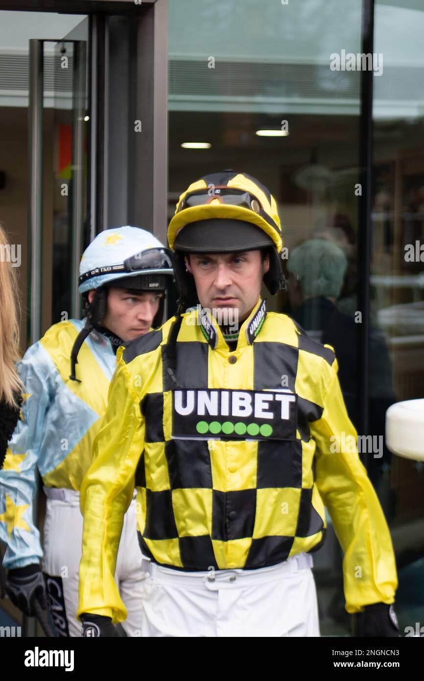 Ascot, Berkshire, Regno Unito. 18th febbraio, 2023. Il jockey Nico de Boinville entra nel Parade Ring di Ascot prima di vincere la Betfair Ascot Steeple Chase all'ippodromo di Ascot sul cavallo Shishkin. Credit: Maureen McLean/Alamy Live News Foto Stock