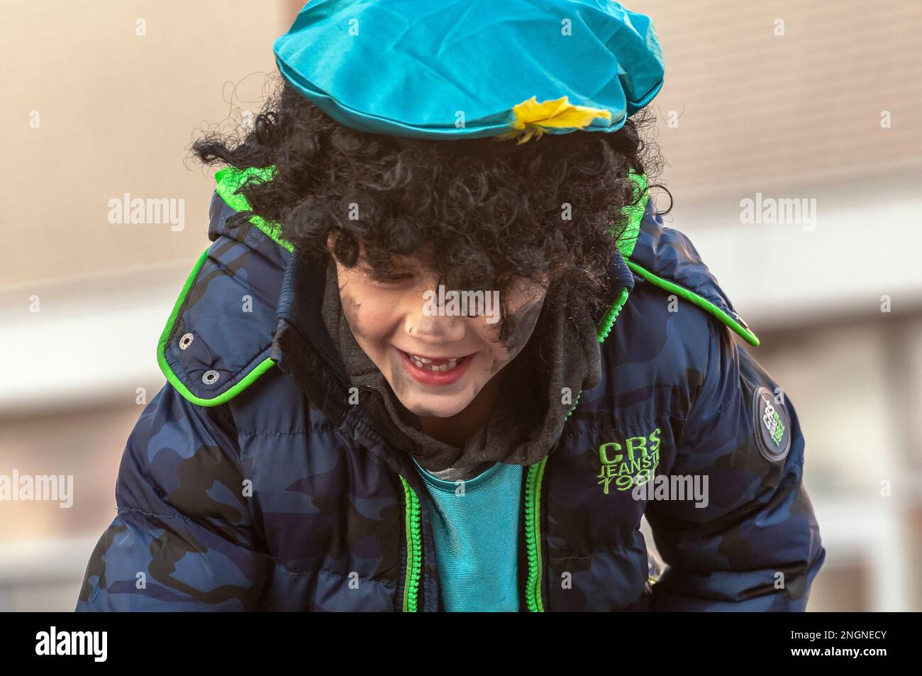 Ragazzo sorridente allegro vestito come Zwarte Piet figura cultura olandese Foto Stock