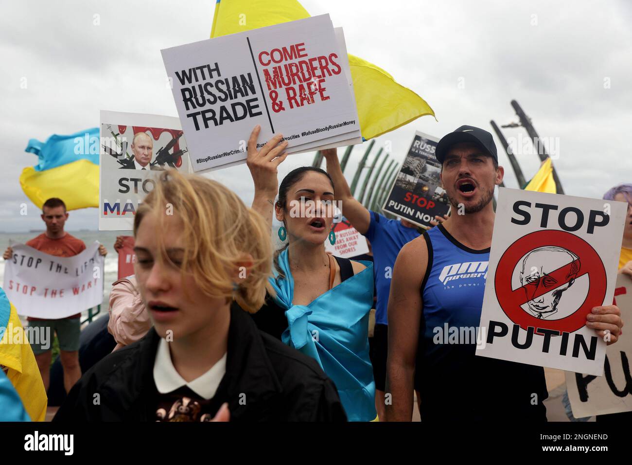 Durban, Sudafrica. 18th Feb, 2023. Ucraini e alcuni sudafricani protestano contro l'esercizio marittimo multilaterale che si è tenuto a Umhlanga Beach Promenade il 18 febbraio 2023 a Durban, Sudafrica. Questo esercizio, chiamato anche Esercitazione Mosi II, sarà condotto dalla forza di difesa sudafricana insieme alla Marina Federale Russa e alla Marina dell'Esercito popolare di Liberazione della Cina dalla Cina a Richards Bay, a nord di KwaZulu Natal in Sudafrica il 21 febbraio 2023. (Foto: Mabhuti Msweli/Sipa USA) Credit: Sipa USA/Alamy Live News Foto Stock