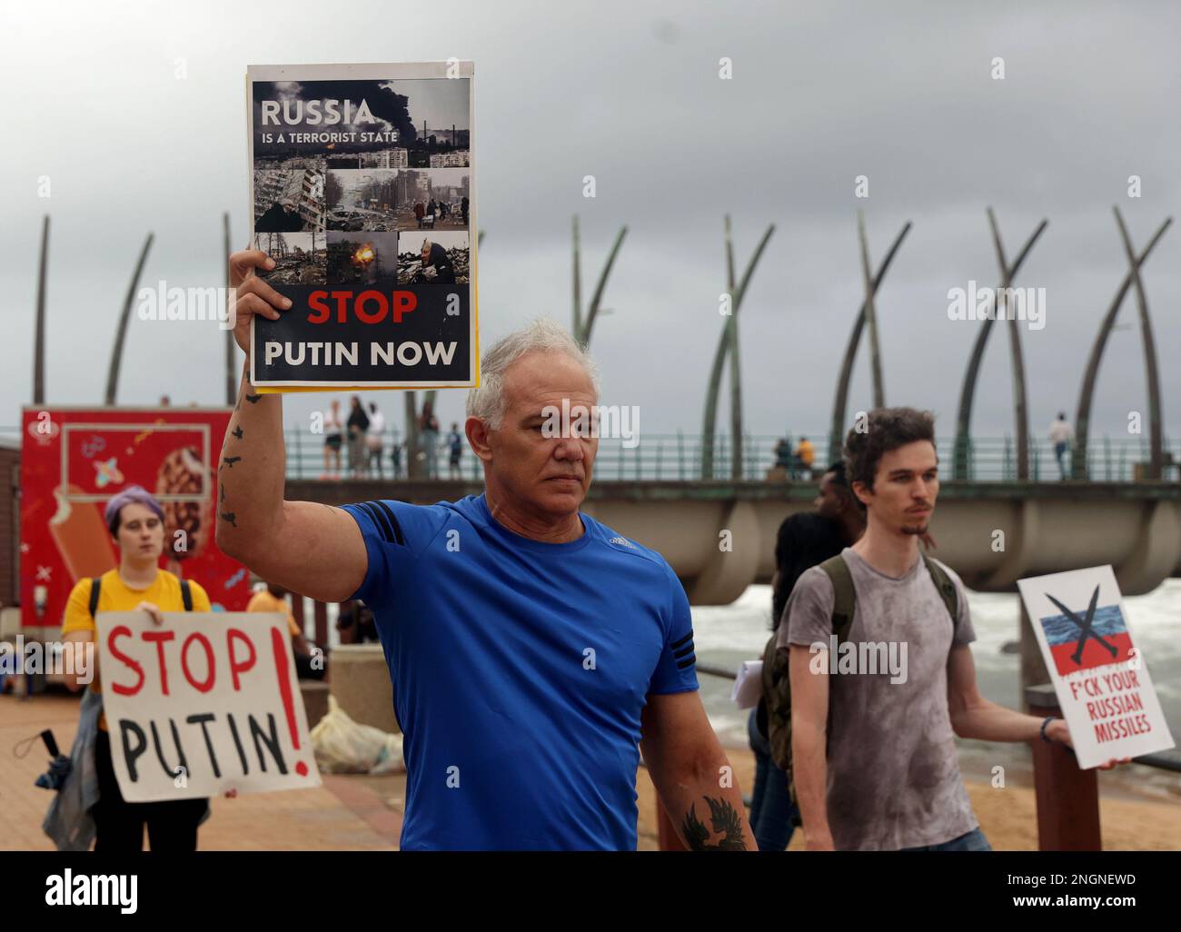 Durban, Sudafrica. 18th Feb, 2023. Ucraini e alcuni sudafricani protestano contro l'esercizio marittimo multilaterale che si è tenuto a Umhlanga Beach Promenade il 18 febbraio 2023 a Durban, Sudafrica. Questo esercizio, chiamato anche Esercitazione Mosi II, sarà condotto dalla forza di difesa sudafricana insieme alla Marina Federale Russa e alla Marina dell'Esercito popolare di Liberazione della Cina dalla Cina a Richards Bay, a nord di KwaZulu Natal in Sudafrica il 21 febbraio 2023. (Foto: Mabhuti Msweli/Sipa USA) Credit: Sipa USA/Alamy Live News Foto Stock