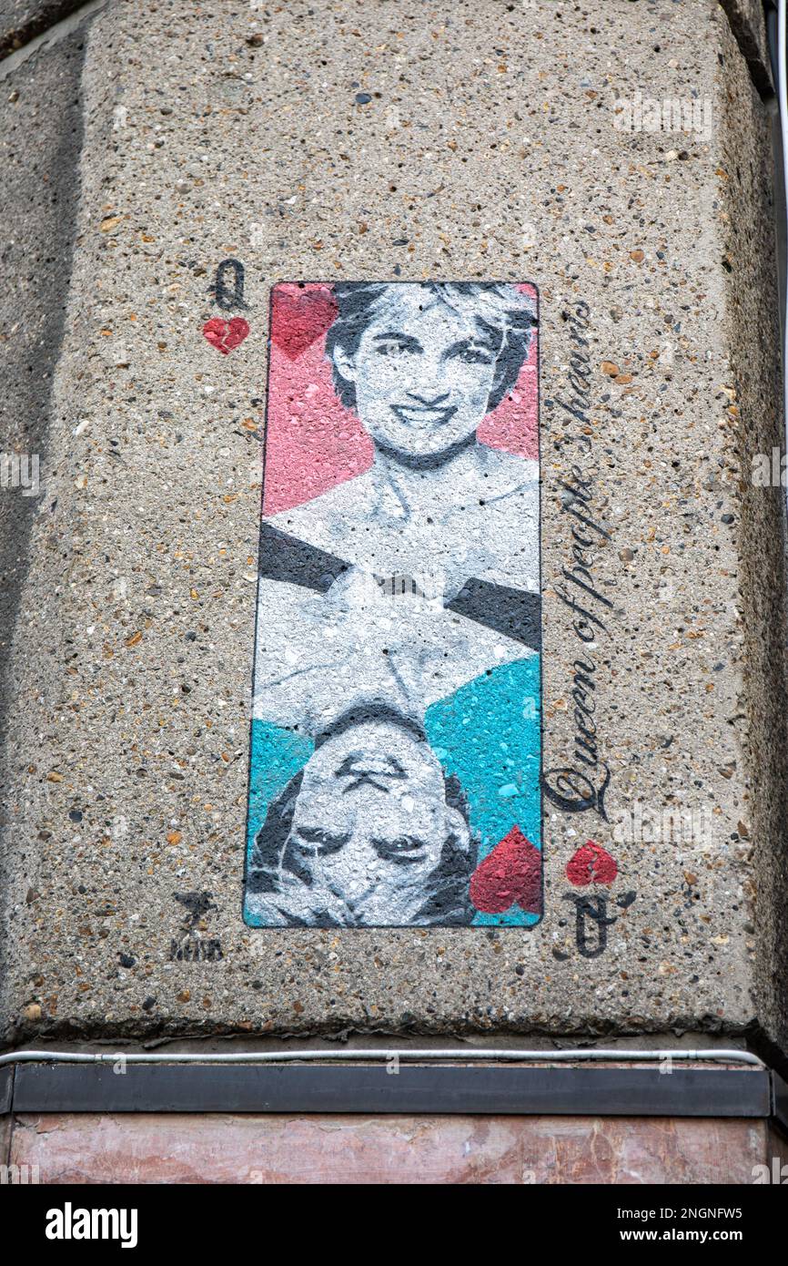 Street art. Stencil graffiti di Lady Diana, la Regina del cuore del popolo, sulla parete del St Giles Hotel a Londra, Inghilterra. Foto Stock