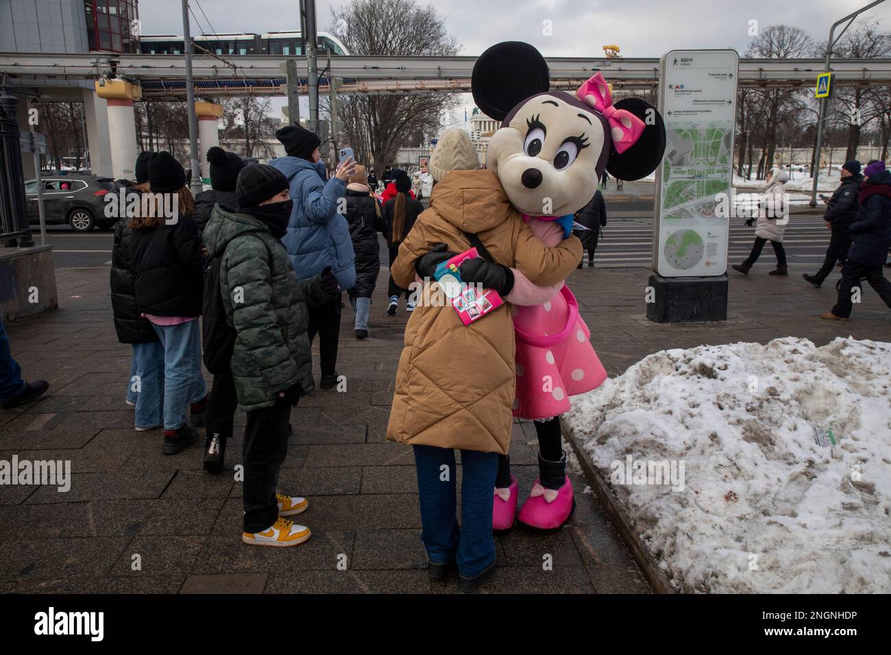 Mosca, Russia. 18th febbraio 2023. Una ragazza abbraccia una figura intera di Minnie mouse in una strada nuova l'ingresso principale del VDNKh Exhibition Center a Mosca, Russia Foto Stock