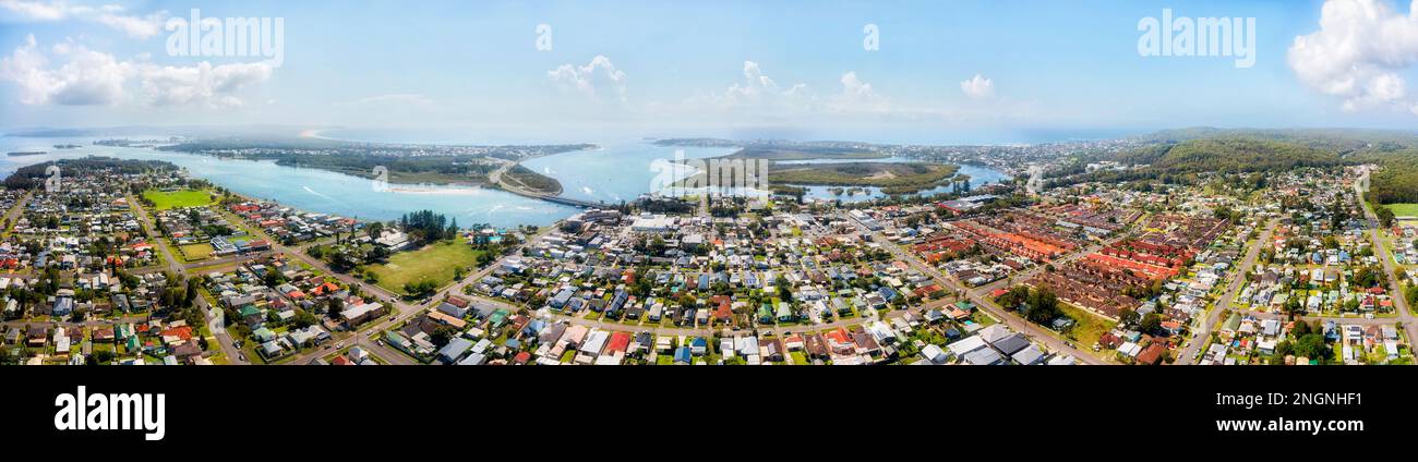 Città di Swansea, regione locale, tra il lago Macquarie e l'oceano Pacifico in Australia - panorama panoramico aereo. Foto Stock