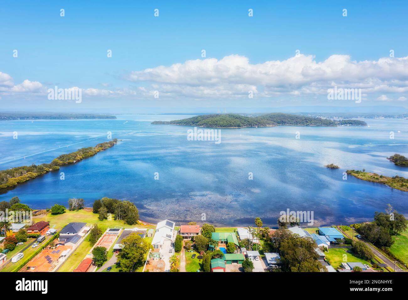 Lakeshore del lago Macquarie in Swansea città comunità regionale sulla costa del Pacifico - paesaggio aereo panoramico. Foto Stock