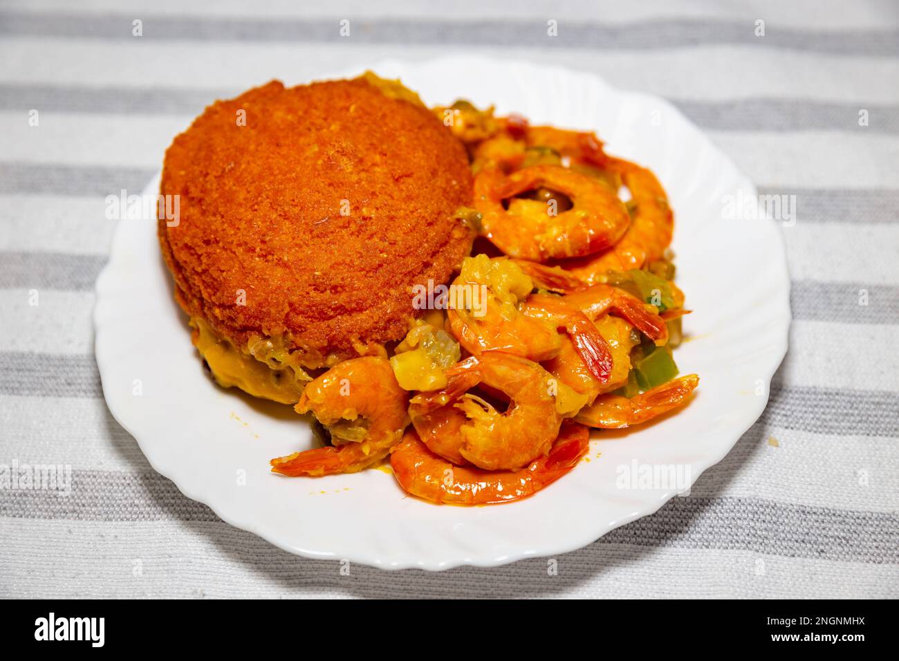 Tipica acarajé brasiliana, cibo tradizionale di origine africana in Bahia, con vatapá, caruru e gamberi secchi Foto Stock