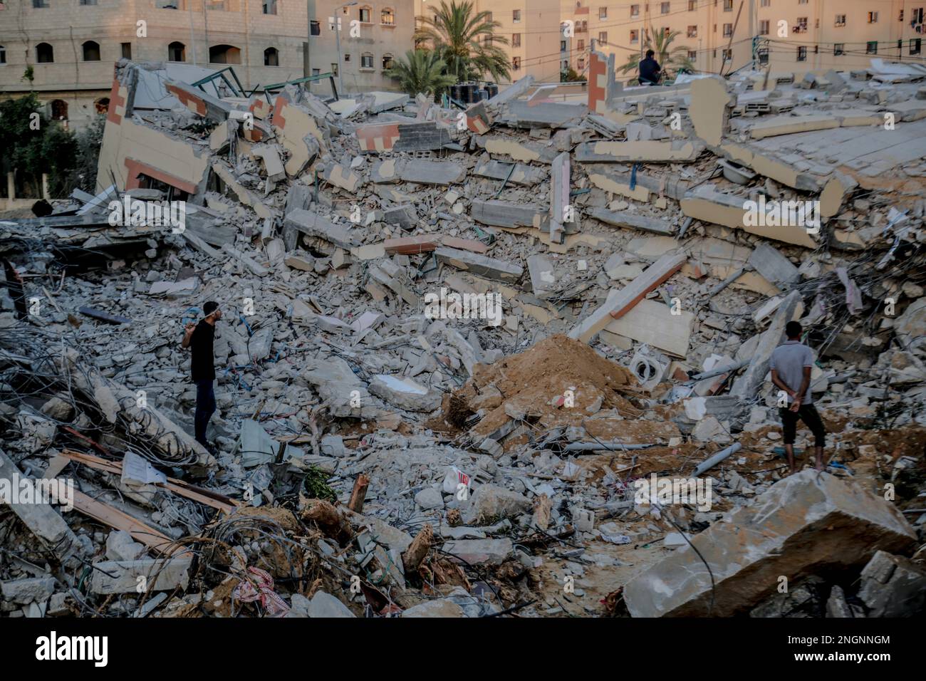 Gaza, Palestina. Le squadre di soccorso e di difesa civile sono alla ricerca di sopravvissuti al bombardamento israeliano dell'area Sheikh Zayed nella striscia di Gaza settentrionale Foto Stock
