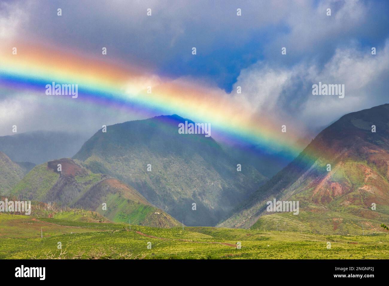 Arcobaleno audace e colorato attraverso le montagne di maui ovest. Foto Stock