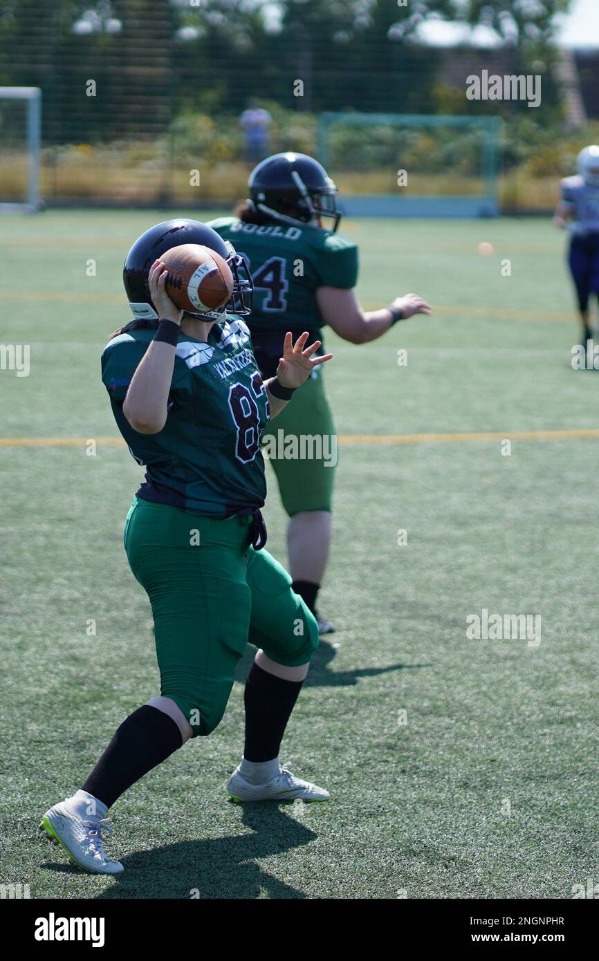 Il Cardiff Valkyries, una squadra di football americano femminile, gioca nella British American Football Association Southern League nel 2022 Foto Stock