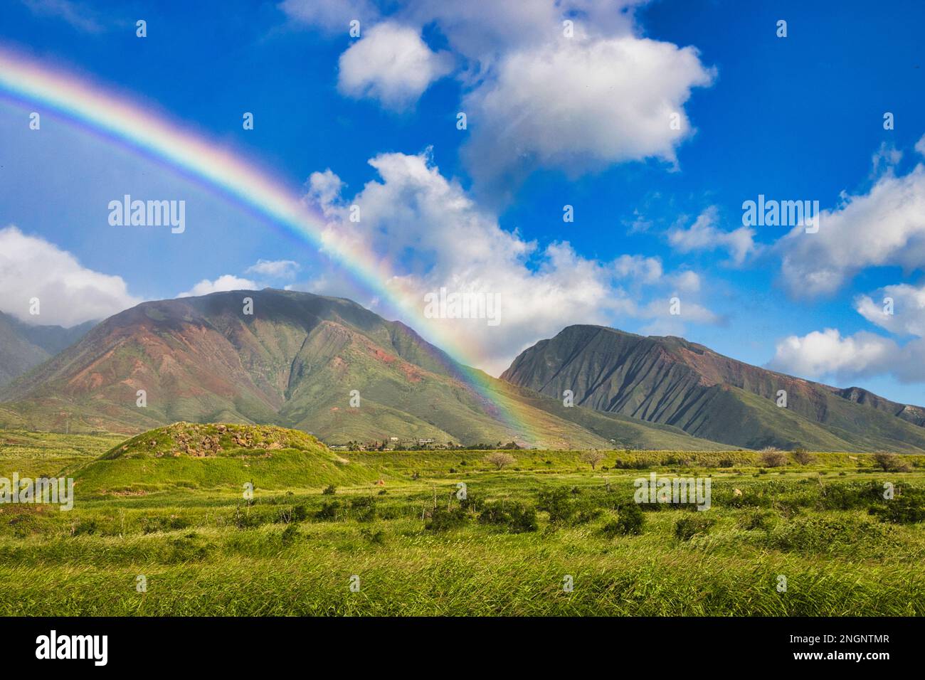 Arcobaleno attraverso le montagne di maui ovest. Foto Stock