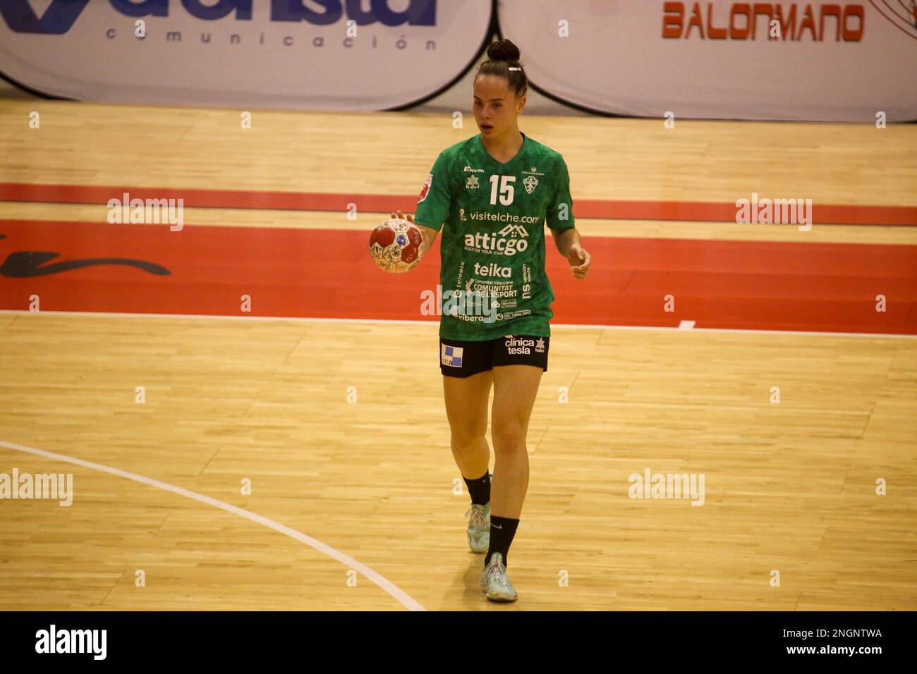 Gijon, Spagna, 18th febbraio, 2023: Il giocatore di ATTICGO BM ELCHE, Zaira Benitez (15) con la palla durante il quarto ritorno finale della EHF Euorpean Cup tra Motive.co Gijon e ATTICGO BM ELCHE con sconfitta 20-24 per la gente del posto il 18 febbraio, 2023 al Palacio de Deportes de la Guia - Presidente Adolfo Suarez a Gijon, Spagna. Credit: Alberto Brevers / Alamy Live News Foto Stock