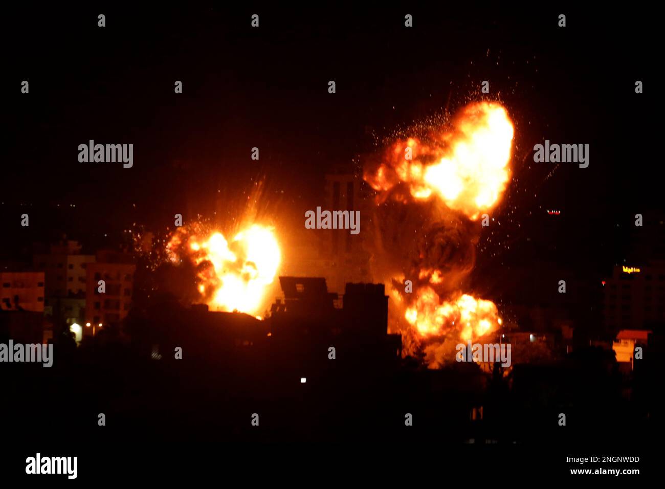 Gaza, Palestina. Immagine viva di fiamme e fumo dagli attacchi aerei israeliani sulla striscia di Gaza Foto Stock