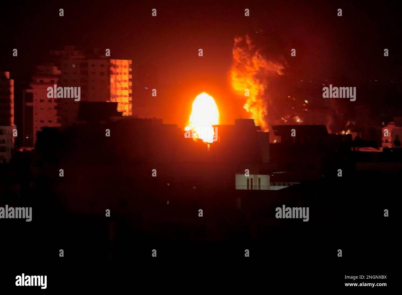 Gaza, Palestina. Immagine viva di fiamme e fumo dagli attacchi aerei israeliani sulla striscia di Gaza Foto Stock