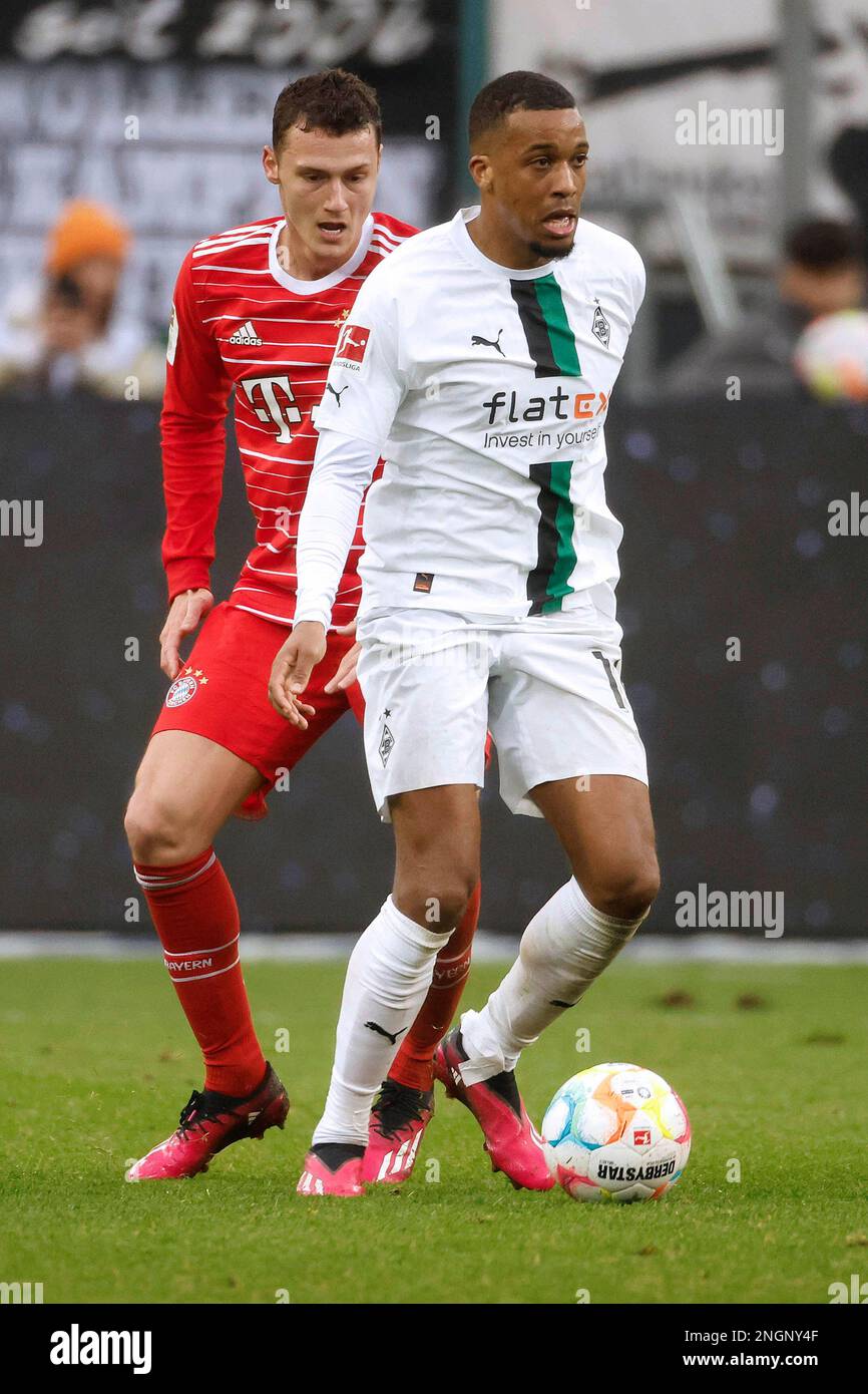 Mönchengladbach, Deutschland, 1. Fussball Bundesliga 21. Spieltag Borussia Mönchengladdbach - FC Bayern München 3-2 Alassane PLEA (MG) re.- und Benjam Foto Stock