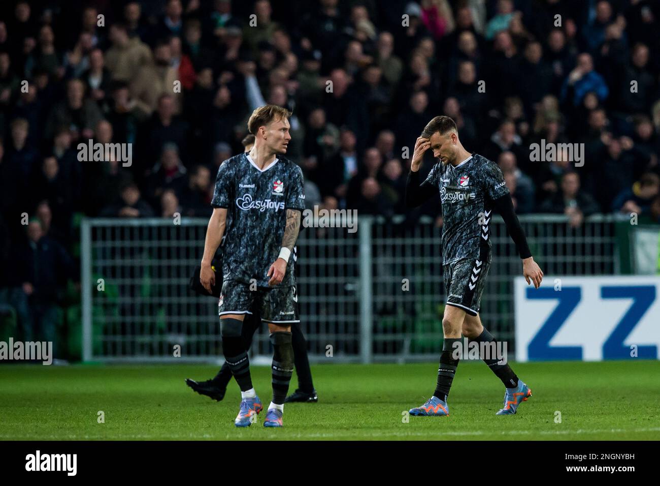 GRONINGEN - (r) Mike te Wierik del FC Emmen lascia il campo dopo aver ottenuto una carta rossa durante la partita di campionato olandese tra FC Groningen e FC Emmen allo stadio di Euroborg il 18 febbraio 2023 a Groningen, Paesi Bassi. LASKER ANP COR Foto Stock