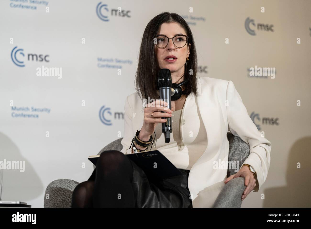 Monaco, Germania. 18th Feb, 2023. Il moderatore Alina Polyakova, CEO del Center for European Policy Analysis, fa una domanda durante una discussione di gruppo sul ruolo dei Parlamenti in guerra durante la Conferenza sulla sicurezza di Monaco presso l'Hotel Bayerischer Hof il 18 febbraio 2023 a Monaco di Baviera, in Germania. Credit: Lennart Preiss/MSC/Lennart Preiss/MSC/Alamy Live News Foto Stock