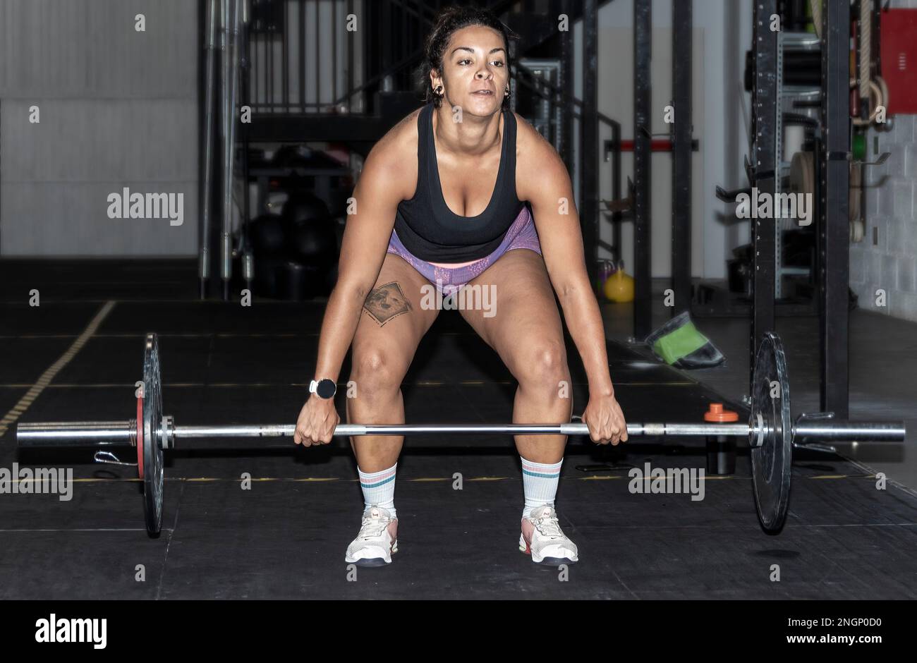 donna sollevamento pesi in palestra Foto Stock