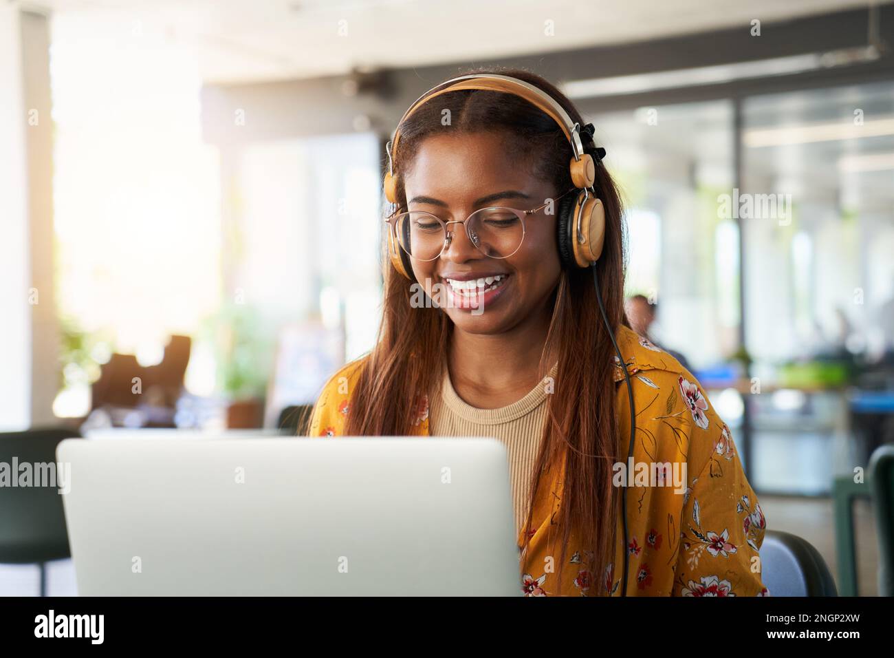 Giovane ragazza nera africana college studia online sul suo laptop. Primo piano ritratto felice donna. Foto Stock