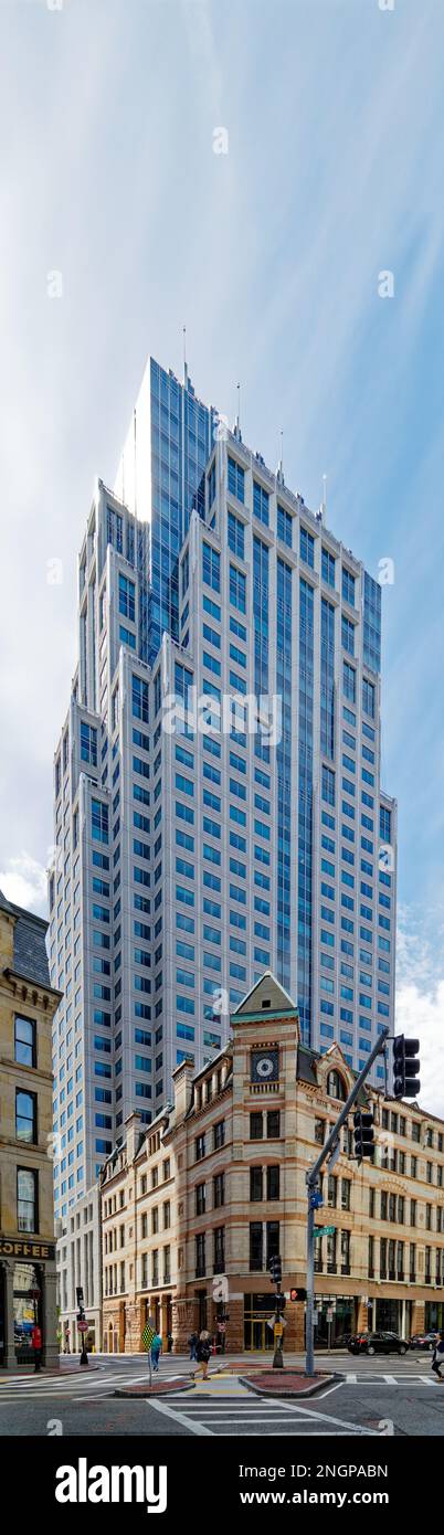 Il centro finanziario di state Street domina lo storico edificio di Bedford, visto qui dall'incrocio tra Lincoln e Summer Street. Foto Stock