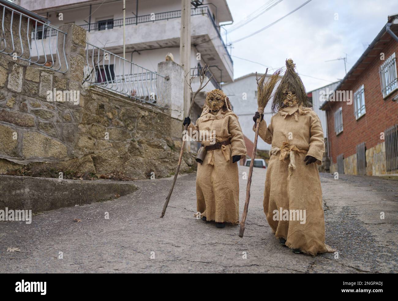 Navalacruz, Spagna. 18th Feb, 2023. I festaioli di Carnevale vestiti come un tradizionale 'Harramacho' che indossa decorazioni agricole prendono parte a una festa di carnevale nel villaggio di Navalacruz, Spagna, il Sabato, 18 febbraio 2023. Si ritiene che le figure Herramacho, i cui costumi sono realizzati con materiali naturali raccolti dall'ambiente circostante, proteggessero la famiglia e il bestiame in rituali pre-romani. Foto di Paul Hanna/UPI Credit: UPI/Alamy Live News Foto Stock