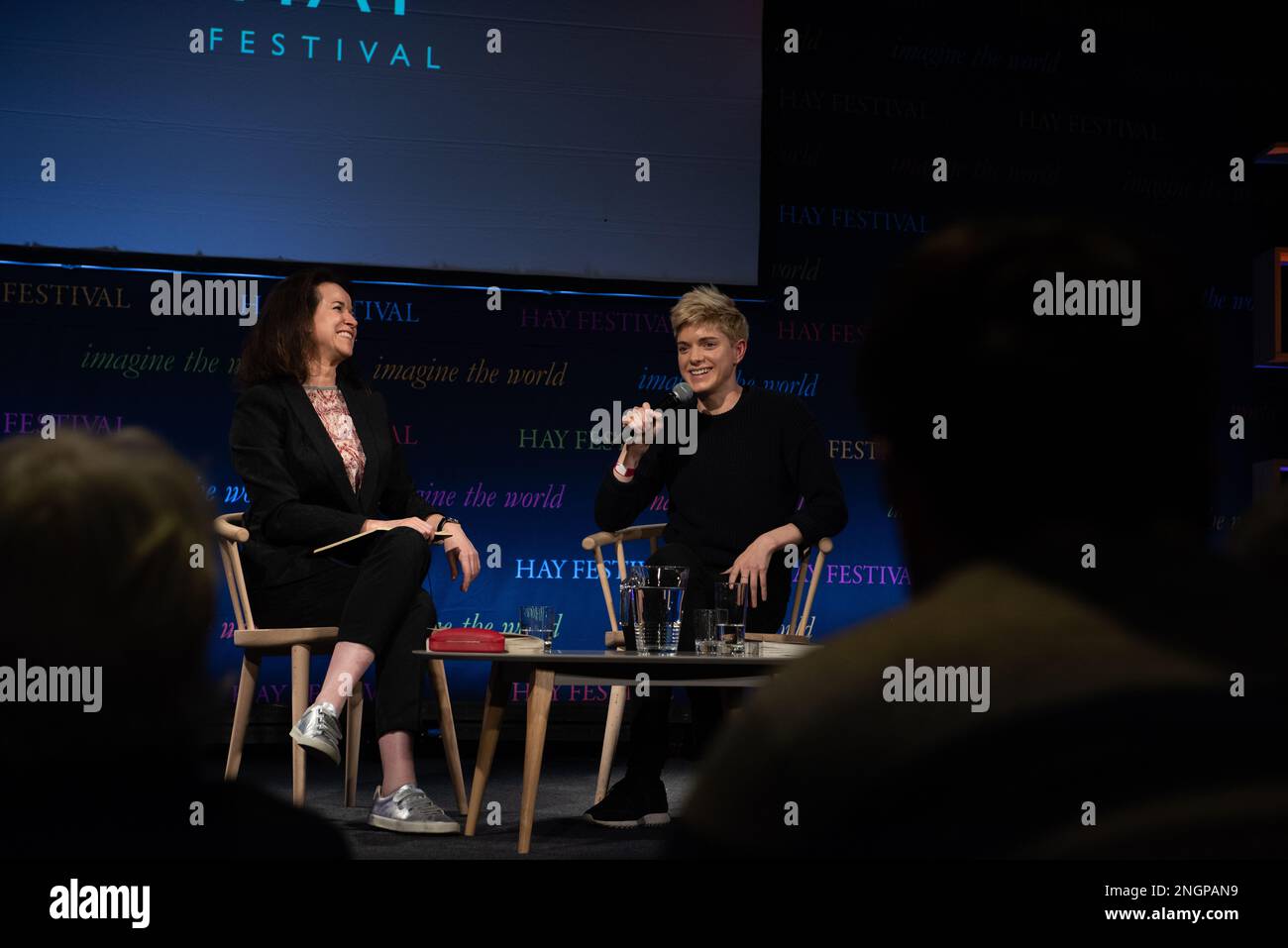 Mae Martin intervistato al Festival di Hay, a Hay-on-Wye nel maggio 2019 Foto Stock