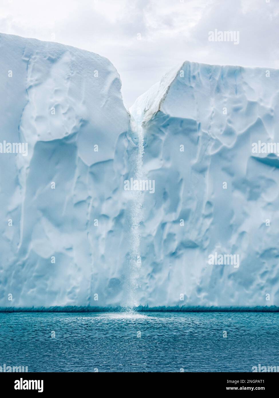 Una cascata di iceberg scioglienti dal Ilulissat Icefjord appena fuori dalla città di Ilulissat, Groenlandia. Foto Stock