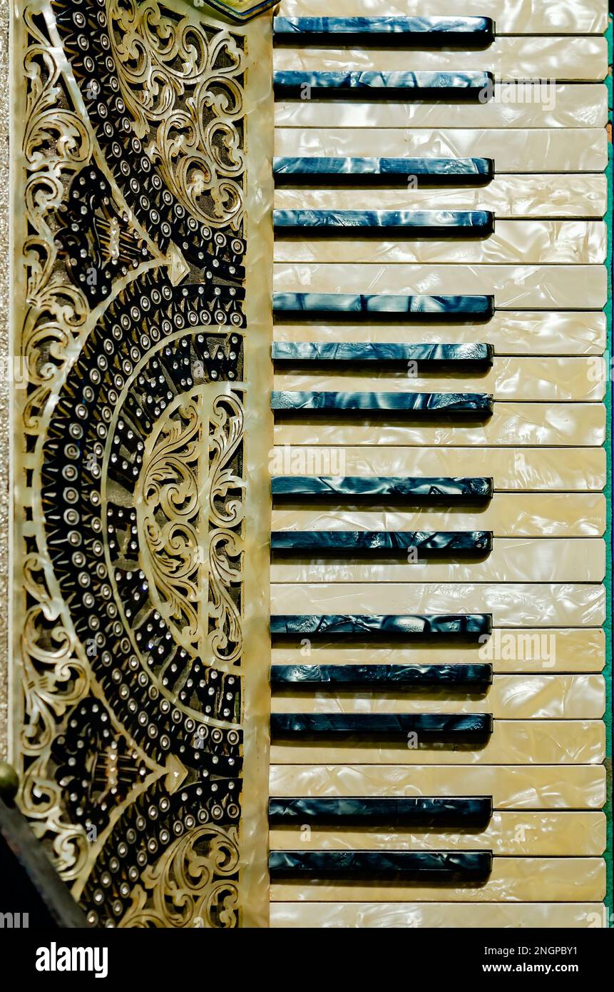 Una fisarmonica d'epoca Mario Carini è esposta al Mobile Carnival Museum, il 15 febbraio 2023, a Mobile, Alabama. Il Museo del Carnevale di Mobile è stato inaugurato nel 2005. Foto Stock