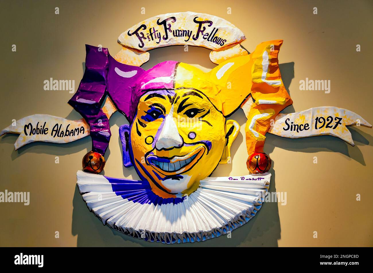 Una maschera Fifty Funny Fellows è esposta con altri cimeli del Mardi Gras al Mobile Carnival Museum, 15 febbraio 2023, a Mobile, Alabama. Foto Stock