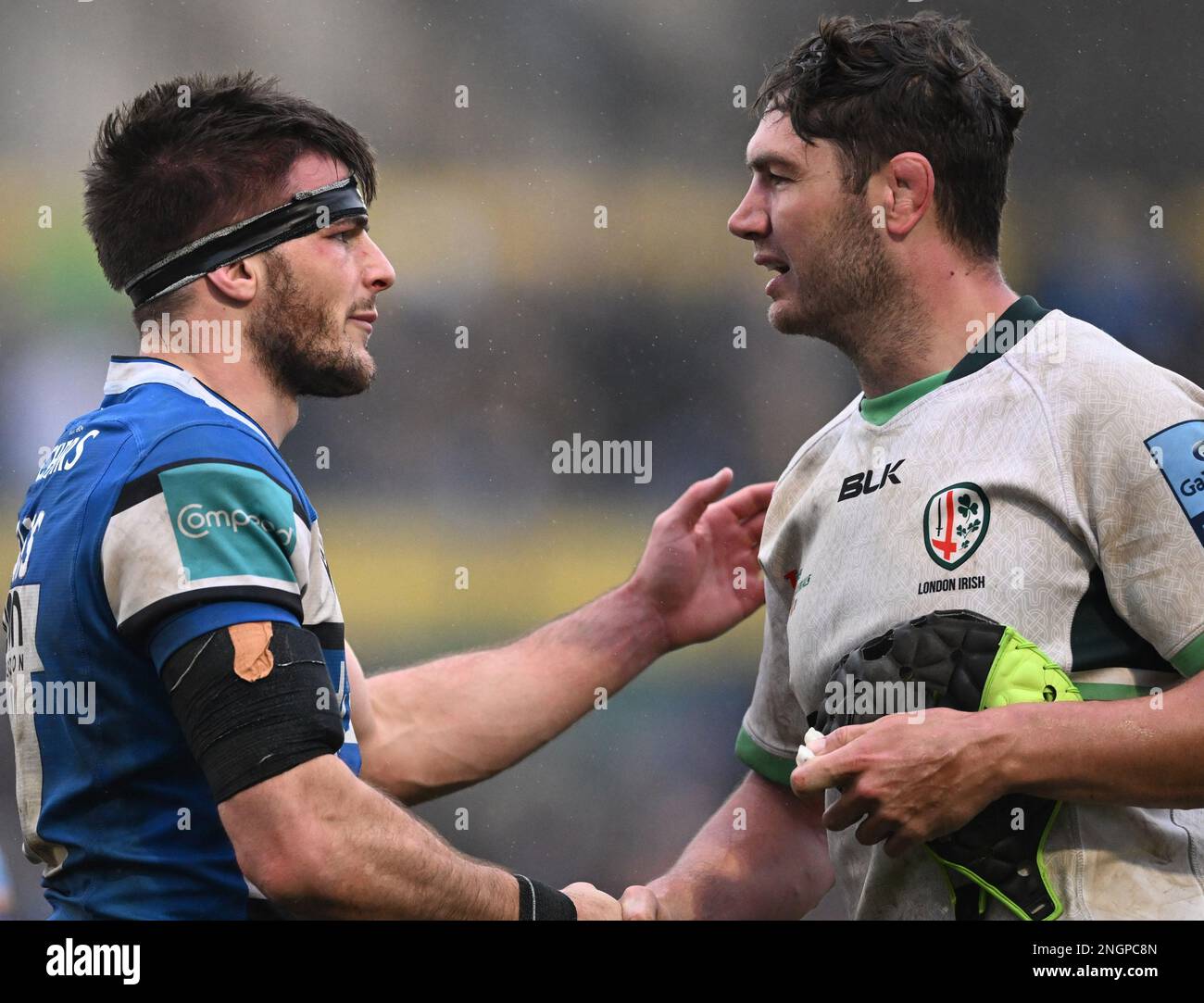 18th febbraio 2023, The Recreation Ground, Bath, Somerset, Inghilterra; Gallagher Premiership Rugby, Bath contro Londra irlandese; Josh Bayliss of Bath scuote le mani con Rob Simmons di Londra irlandese alla fine della partita Foto Stock