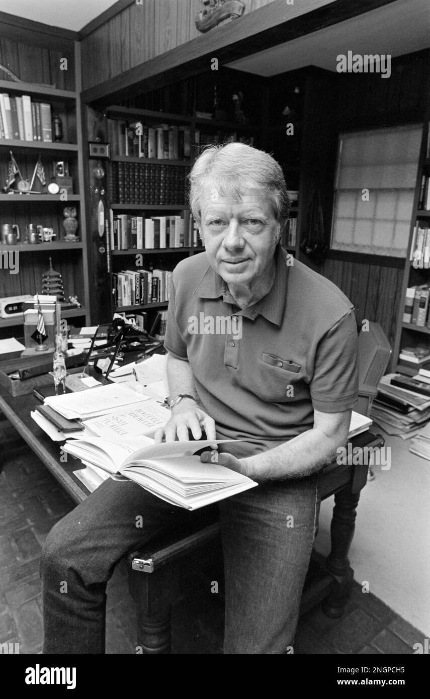 Jimmy carter si rilassa nel suo studio a casa nelle pianure della famiglia, in stile ranch Georgia casa. Carter, che è andato da contadino di arachidi al presidente degli Stati Uniti ha costruito la casa modesta nei boschi nel 1961 e la coppia lo ha chiamato la loro residenza primaria da allora - con l'eccezione di 1600 Pennsylvania Avenue per quattro anni, Foto Stock