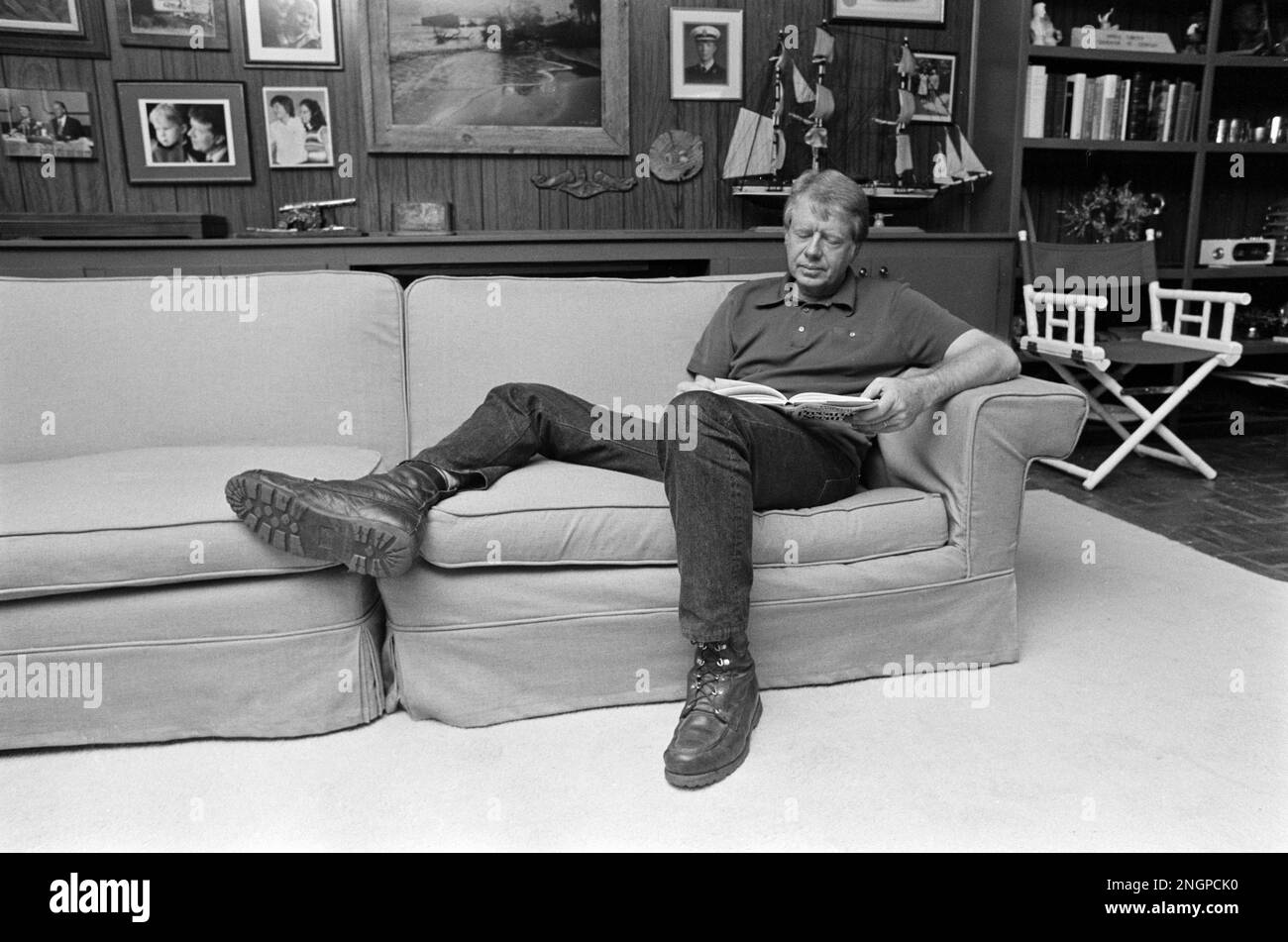 Jimmy carter si rilassa nel suo studio a casa nelle pianure della famiglia, in stile ranch Georgia casa. Carter, che è andato da contadino di arachidi al presidente degli Stati Uniti ha costruito la casa modesta nei boschi nel 1961 e la coppia lo ha chiamato la loro residenza primaria da allora - con l'eccezione di 1600 Pennsylvania Avenue per quattro anni, Foto Stock