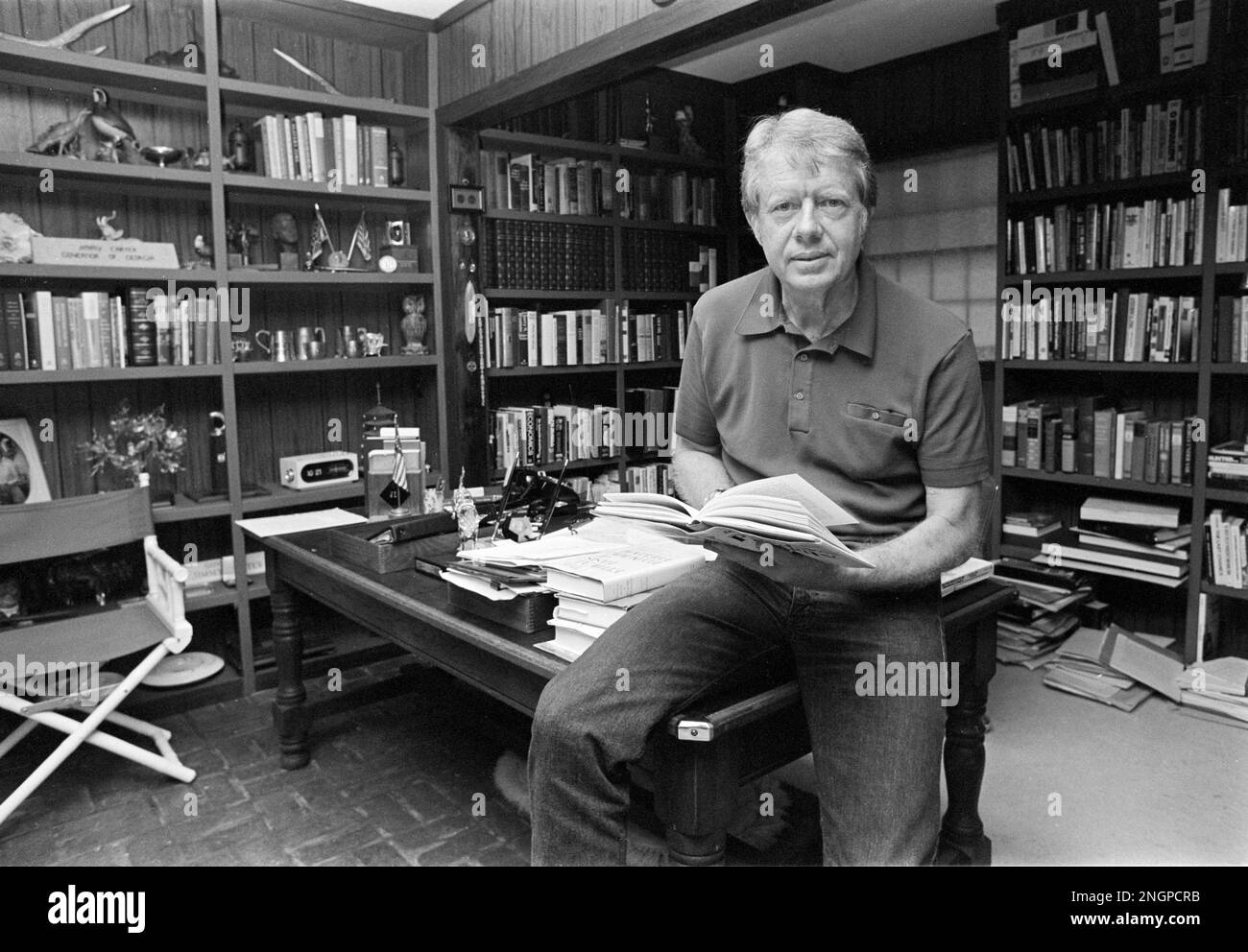 Jimmy carter si rilassa nel suo studio a casa nelle pianure della famiglia, in stile ranch Georgia casa. Carter, che è andato da contadino di arachidi al presidente degli Stati Uniti ha costruito la casa modesta nei boschi nel 1961 e la coppia lo ha chiamato la loro residenza primaria da allora - con l'eccezione di 1600 Pennsylvania Avenue per quattro anni, Foto Stock