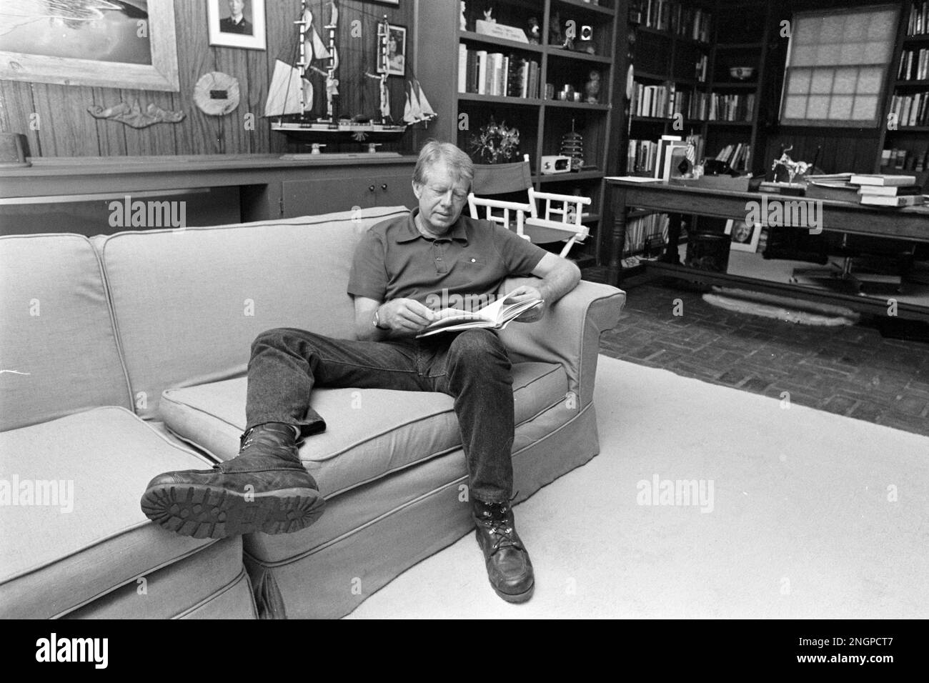 Jimmy carter si rilassa nel suo studio a casa nelle pianure della famiglia, in stile ranch Georgia casa. Carter, che è andato da contadino di arachidi al presidente degli Stati Uniti ha costruito la casa modesta nei boschi nel 1961 e la coppia lo ha chiamato la loro residenza primaria da allora - con l'eccezione di 1600 Pennsylvania Avenue per quattro anni, Foto Stock