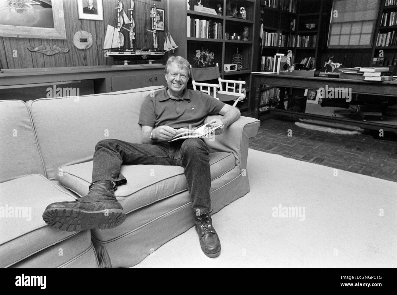 Jimmy carter si rilassa nel suo studio a casa nelle pianure della famiglia, in stile ranch Georgia casa. Carter, che è andato da contadino di arachidi al presidente degli Stati Uniti ha costruito la casa modesta nei boschi nel 1961 e la coppia lo ha chiamato la loro residenza primaria da allora - con l'eccezione di 1600 Pennsylvania Avenue per quattro anni, Foto Stock