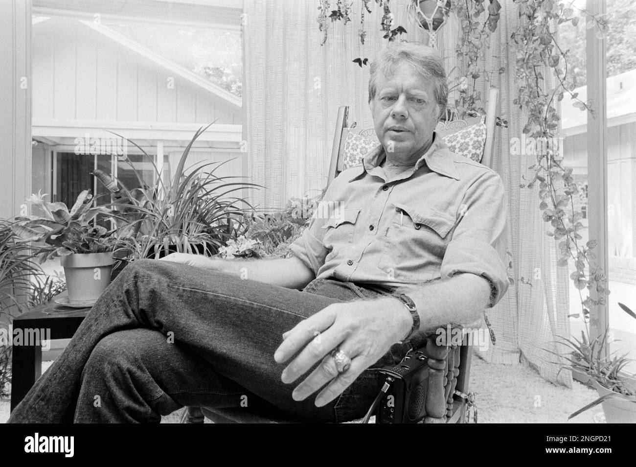 Jimmy carter, la moglie Rosalynn e la figlia Amy carter a casa nelle loro pianure, Georgia ranch stile casa. Carter, che è andato da contadino di arachidi al presidente degli Stati Uniti ha costruito la casa modesta nei boschi nel 1961 e la coppia lo ha chiamato la loro residenza primaria da allora - con l'eccezione di 1600 Pennsylvania Avenue per quattro anni, Foto Stock