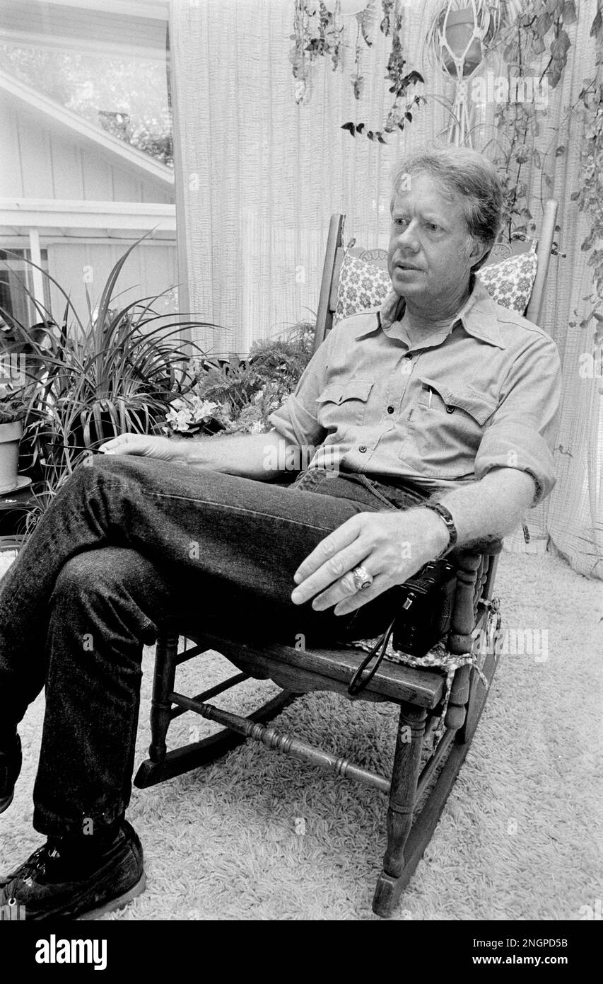 Jimmy carter, la moglie Rosalynn e la figlia Amy carter a casa nelle loro pianure, Georgia ranch stile casa. Carter, che è andato da contadino di arachidi al presidente degli Stati Uniti ha costruito la casa modesta nei boschi nel 1961 e la coppia lo ha chiamato la loro residenza primaria da allora - con l'eccezione di 1600 Pennsylvania Avenue per quattro anni, Foto Stock