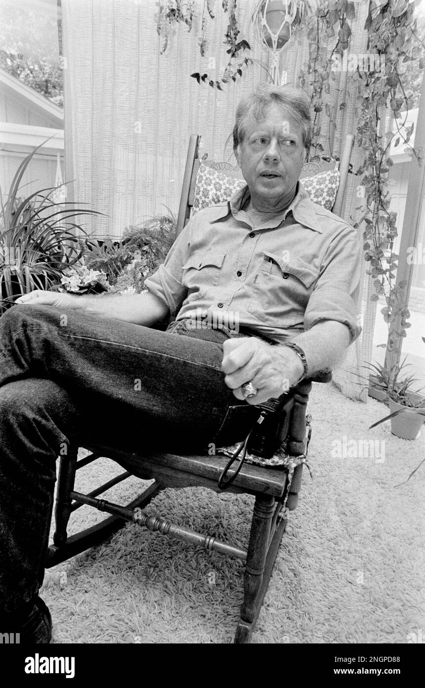 Jimmy carter, la moglie Rosalynn e la figlia Amy carter a casa nelle loro pianure, Georgia ranch stile casa. Carter, che è andato da contadino di arachidi al presidente degli Stati Uniti ha costruito la casa modesta nei boschi nel 1961 e la coppia lo ha chiamato la loro residenza primaria da allora - con l'eccezione di 1600 Pennsylvania Avenue per quattro anni, Foto Stock