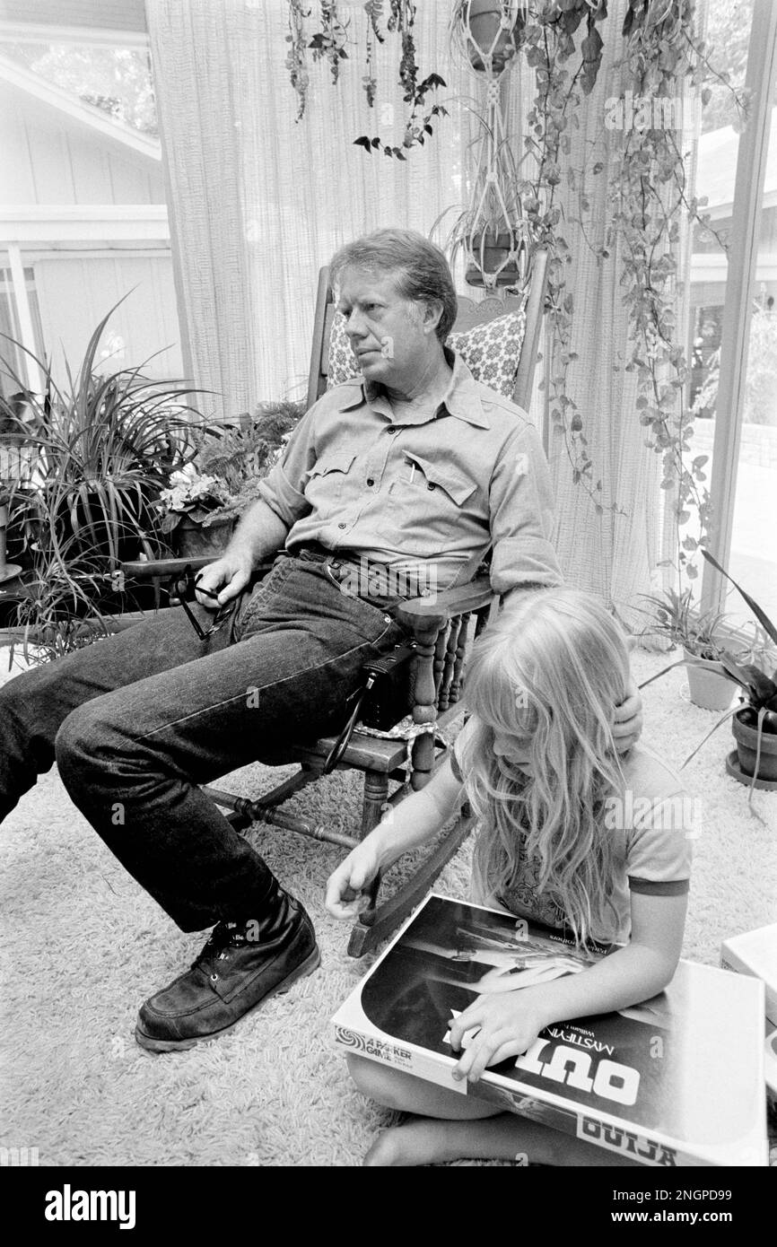 Jimmy carter, la moglie Rosalynn e la figlia Amy carter a casa nelle loro pianure, Georgia ranch stile casa. Carter, che è andato da contadino di arachidi al presidente degli Stati Uniti ha costruito la casa modesta nei boschi nel 1961 e la coppia lo ha chiamato la loro residenza primaria da allora - con l'eccezione di 1600 Pennsylvania Avenue per quattro anni, Foto Stock